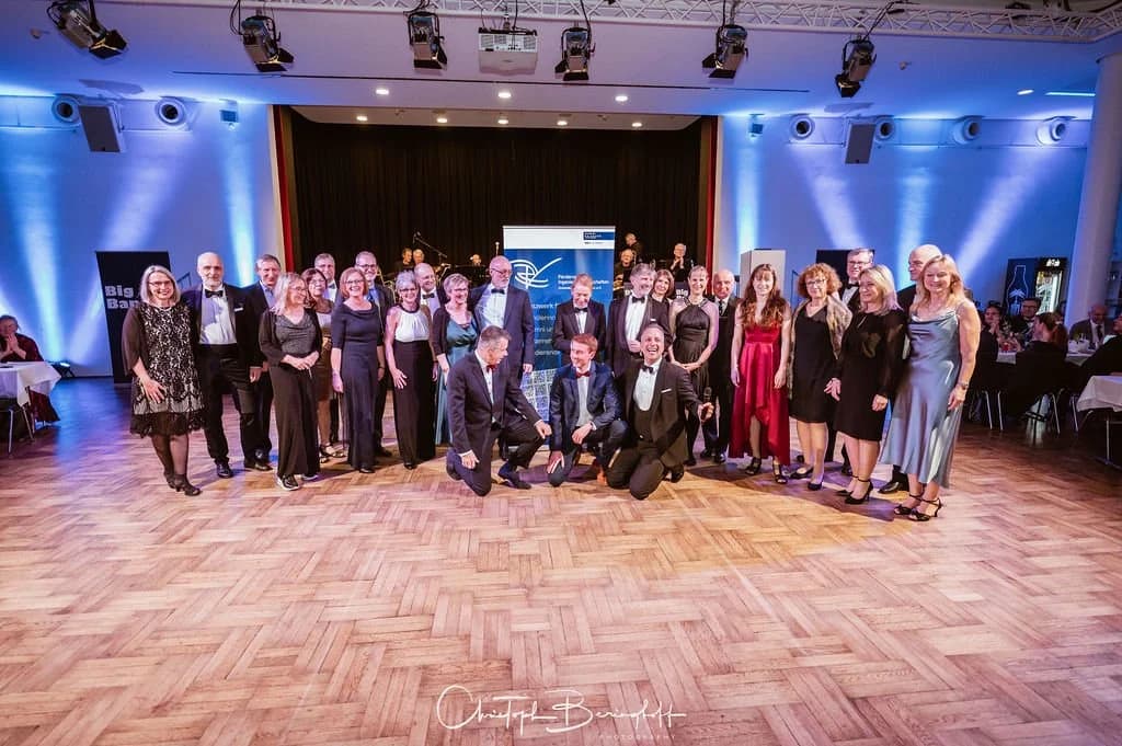 Gruppenfoto in Abendgarderobe auf der Tanzfläche vor der Bühne beim Dance.Ing 2026.