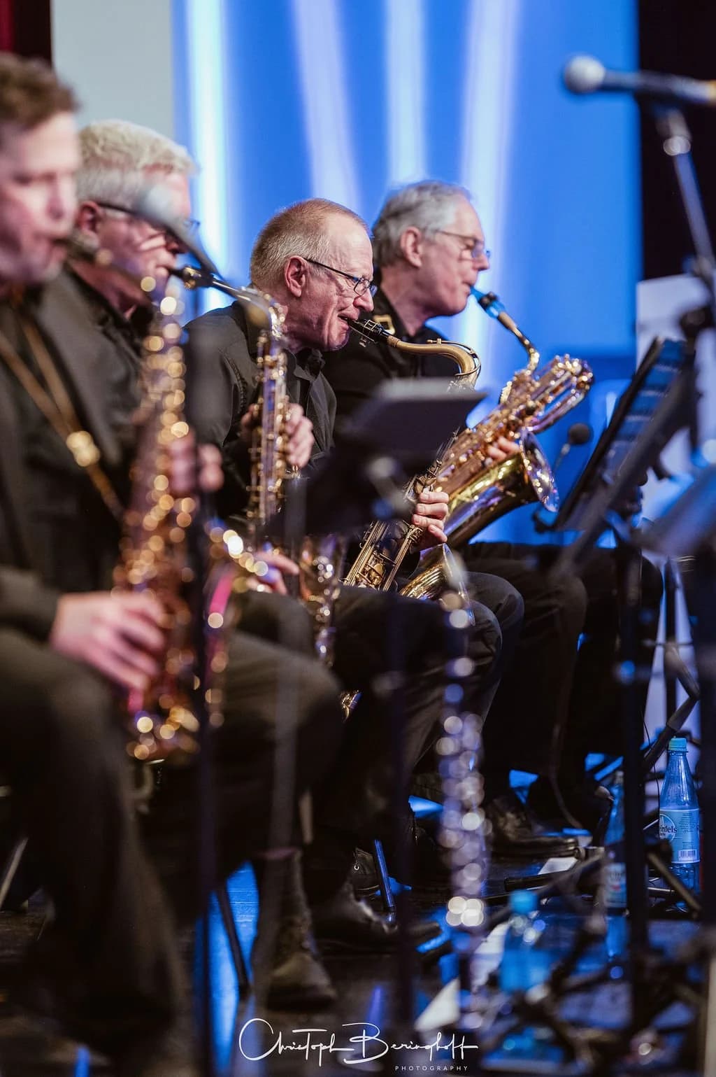 Der Saxophonsatz der BigBandits spielt live auf der Bühne beim Dance.Ing 2026.