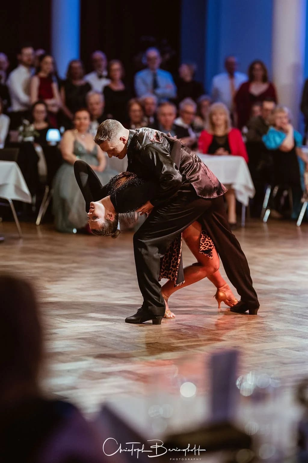 Tänzer und Tänzerinnen auf der Tanzfläche des Dance.Ing 2026.